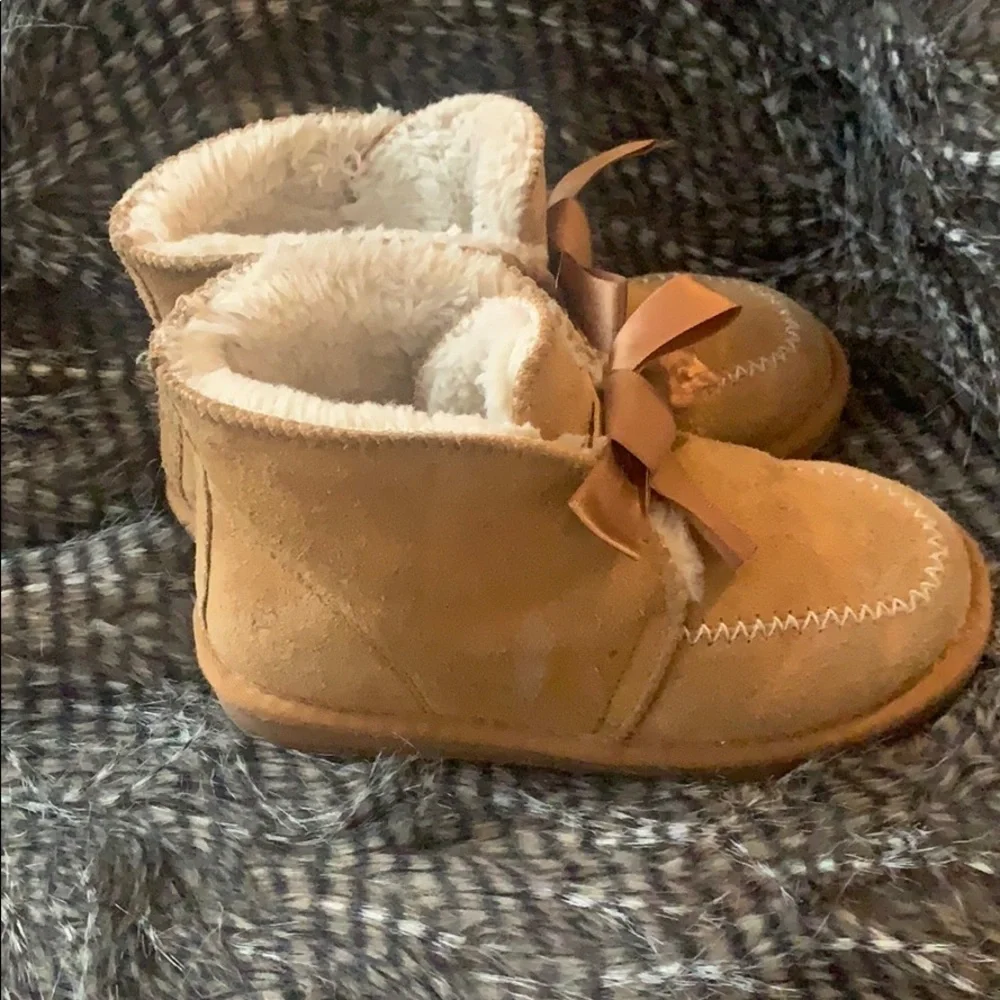 Tan kids winter ugg type boot size 1